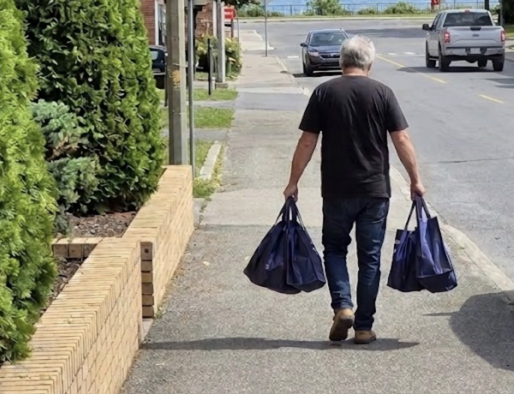 Un coup de main pour rapporter les sacs d'épicerie