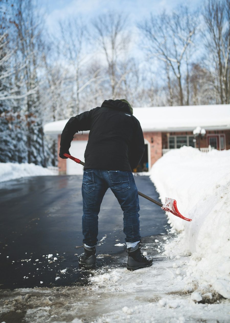 Déneigement d'une entrée résidentielle à la pelle